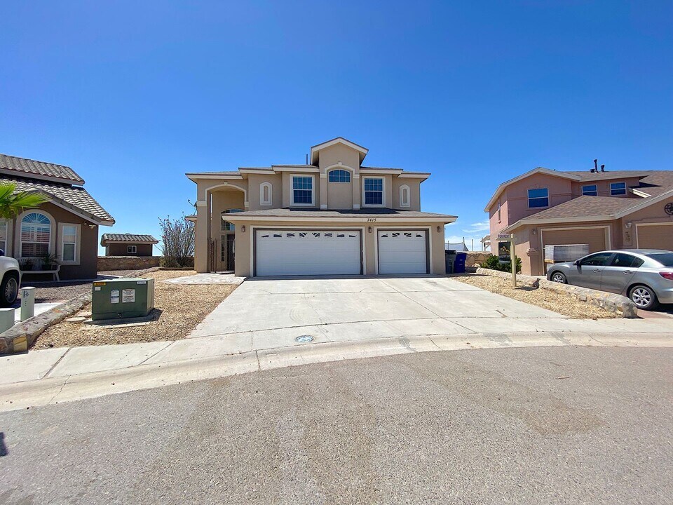 7415 Camino Del Sol Dr in El Paso, TX - Building Photo