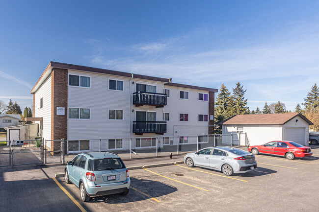 Mavic Manor in Edmonton, AB - Building Photo - Building Photo