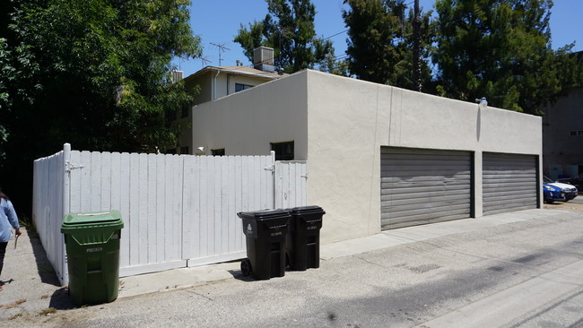 13104 Riverside Dr in Sherman Oaks, CA - Building Photo - Building Photo