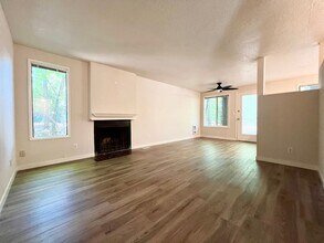 6951 SW Montauk Cir in Lake Oswego, OR - Foto de edificio - Building Photo