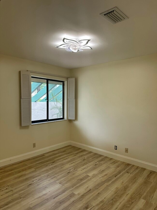 14 Lexington Ln E in Palm Beach Gardens, FL - Building Photo - Building Photo