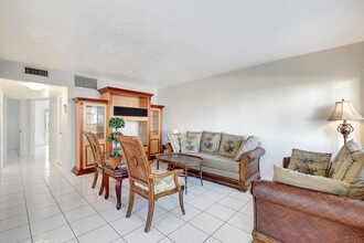 2304 Lake Osborne Dr in Lake Worth Beach, FL - Building Photo - Building Photo