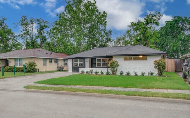 4914 W 43rd St in Houston, TX - Foto de edificio - Building Photo