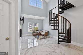 1074 Peachtree Walk NE, Unit B505 in Atlanta, GA - Foto de edificio - Building Photo