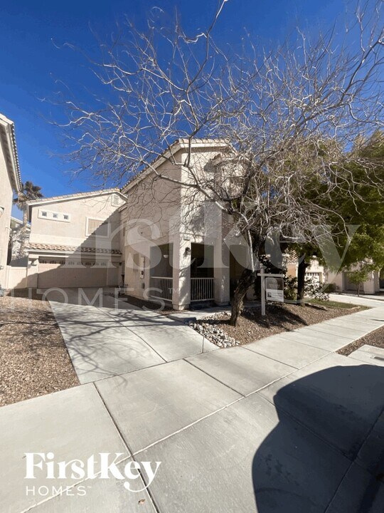 8920 Snowtrack Ave in Las Vegas, NV - Building Photo