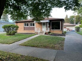 422 Theodore Dr in Monroe, MI - Building Photo