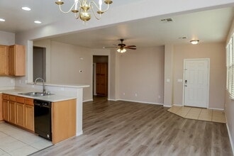 332 Plum Horse Ave in North Las Vegas, NV - Foto de edificio - Building Photo