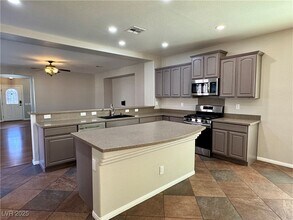 2123 Lone Desert St in Las Vegas, NV - Foto de edificio - Building Photo