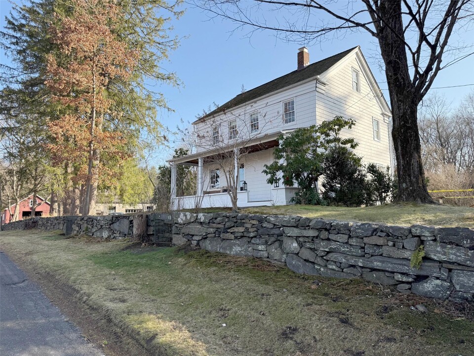 701 Guard Hill Rd in Bedford, NY - Building Photo