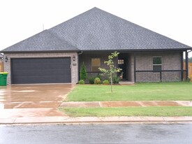 1971 Edgewood Rd in Bentonville, AR - Building Photo