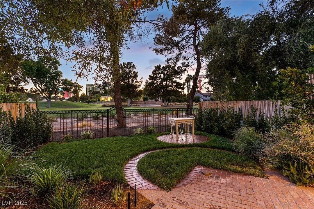 3027 Bel Air Dr in Las Vegas, NV - Building Photo