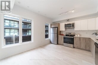 1095 Cooke Blvd. in Burlington, ON - Building Photo - Building Photo