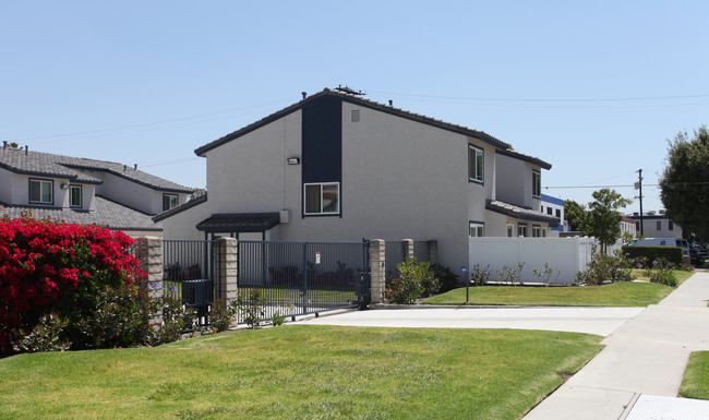 Villa Verde Apartments in Santa Fe Springs, CA - Foto de edificio - Building Photo