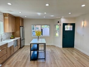 1018 W Maple Ave in Orange, CA - Building Photo - Building Photo