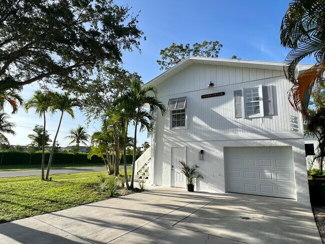 2480 Sunset Ave in Naples, FL - Building Photo - Building Photo