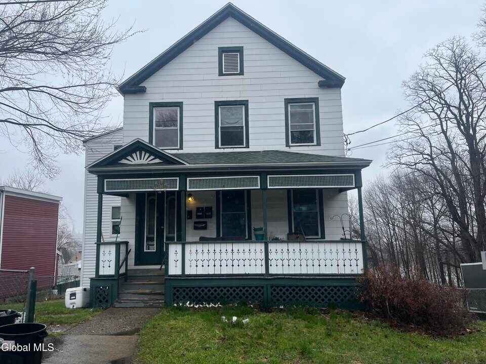 1643 1st St in Rensselaer, NY - Building Photo