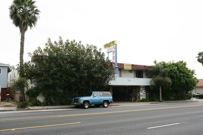 Sallys Apartments in Long Beach, CA - Building Photo - Building Photo