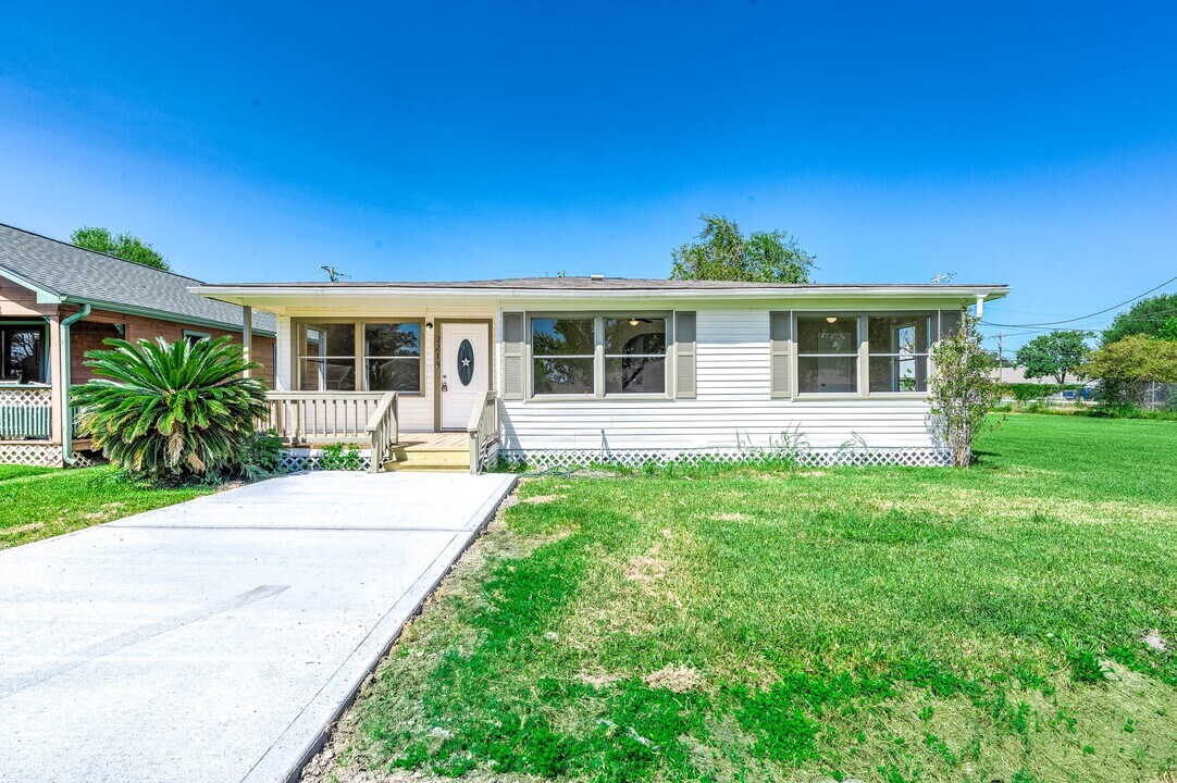 2214 11th Ave N in Texas City, TX - Building Photo