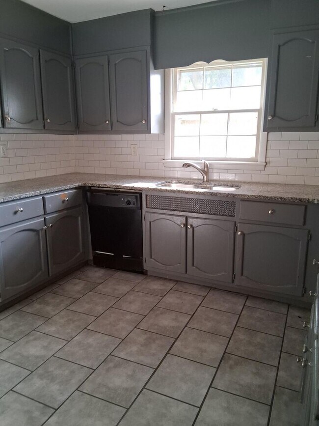 817 Springlake Cir NE in Birmingham, AL - Building Photo - Building Photo