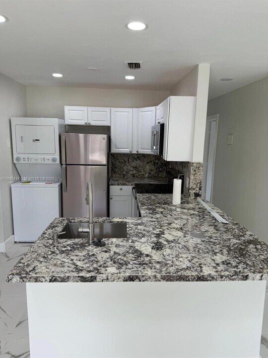 1050 NW 25th Way in Fort Lauderdale, FL - Building Photo