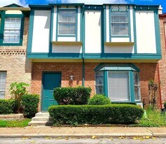 7700 Creekbend Dr in Houston, TX - Building Photo