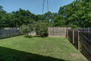 Beautiful Duplex with 5 Bed, 4 Bath Right in College Station, TX - Building Photo