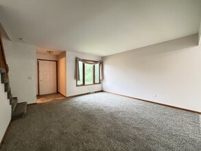 2742 Pleasant View Dr in Dubuque, IA - Foto de edificio - Building Photo