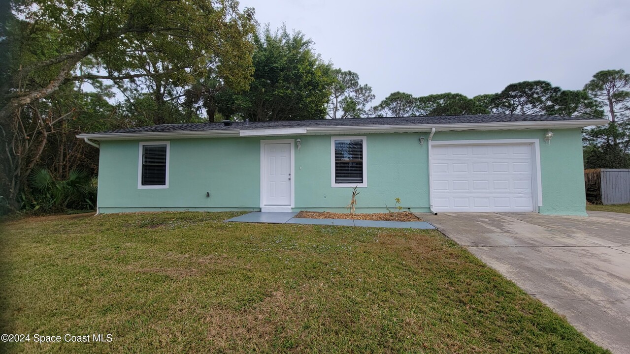 737 Geoffrey Ave SW in Palm Bay, FL - Building Photo