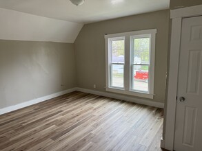 327 Stanley St in Rockford, IL - Building Photo - Building Photo