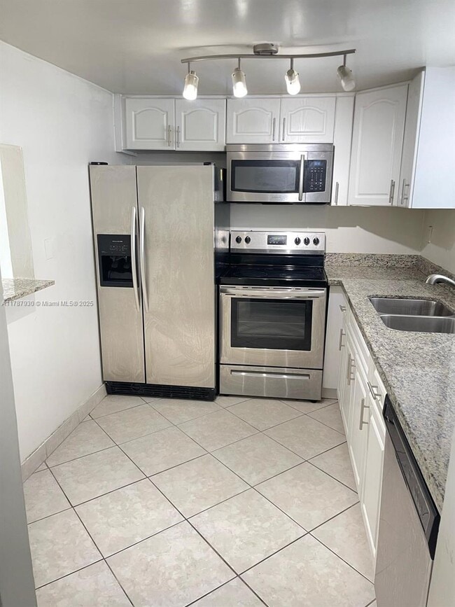 9375 Fontainebleau Blvd in Miami, FL - Building Photo - Building Photo