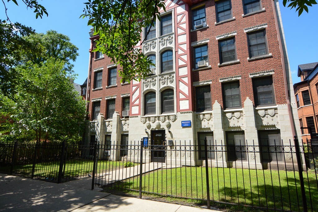 2423 N Kedzie Blvd in Chicago, IL - Building Photo