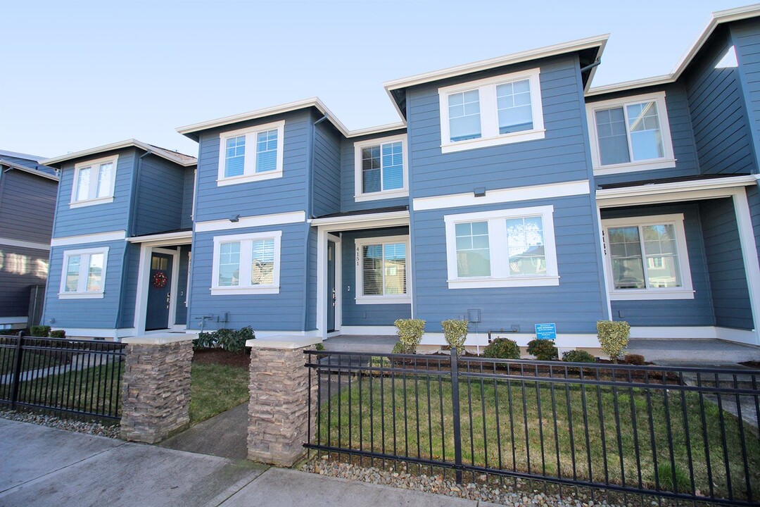 4151 SE Century Blvd in Hillsboro, OR - Building Photo