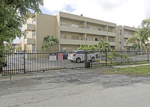 Westland Gardens East in Hialeah, FL - Building Photo - Building Photo