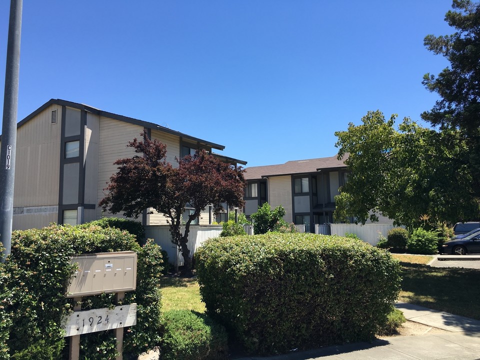 1924 Manor Way in Fairfield, CA - Building Photo