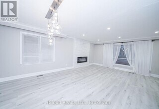 22 Decarie Cir in Toronto, ON - Building Photo - Building Photo