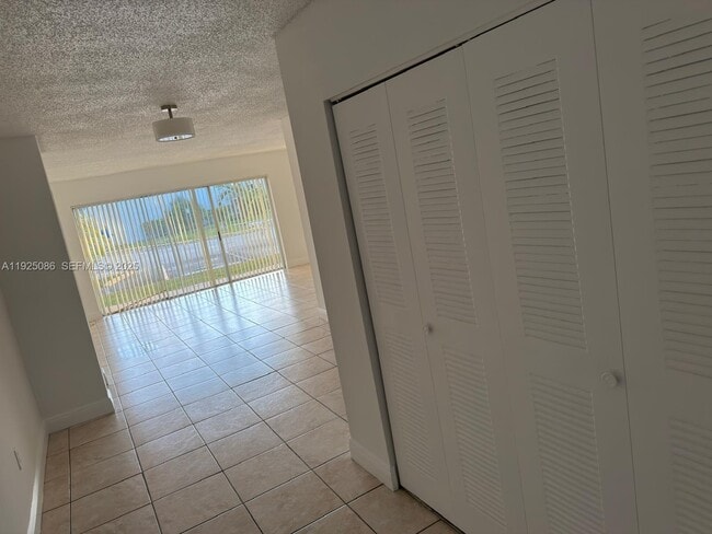 9369 Fontainebleau Blvd in Miami, FL - Building Photo - Building Photo