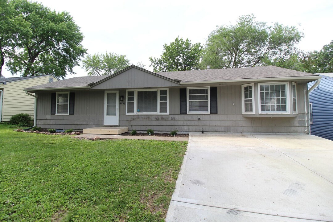 6116 W 54th Terrace in Mission, KS - Building Photo