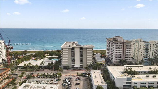 9273 Collins Ave in Surfside, FL - Foto de edificio - Building Photo