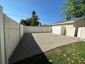 3917 W Chandler Blvd in Burbank, CA - Building Photo - Building Photo