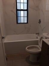 1046 E 228th St, Unit 1FL in Bronx, NY - Foto de edificio - Building Photo