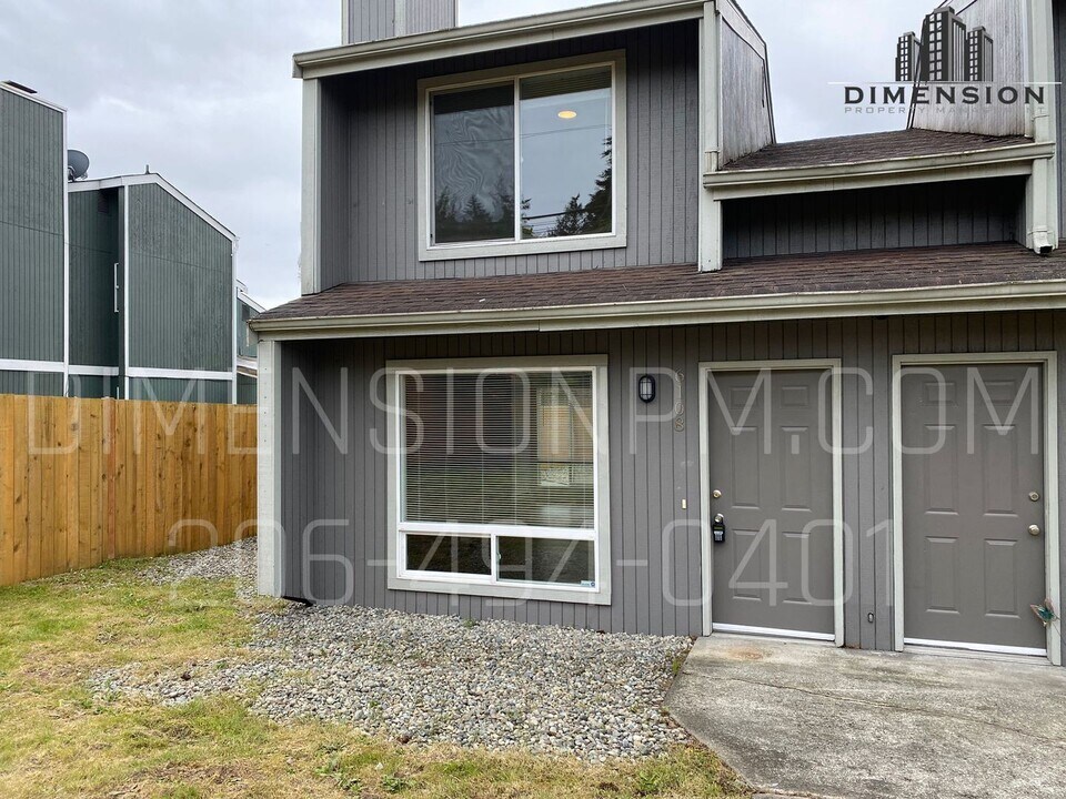 6108 29th St NE in Tacoma, WA - Foto de edificio