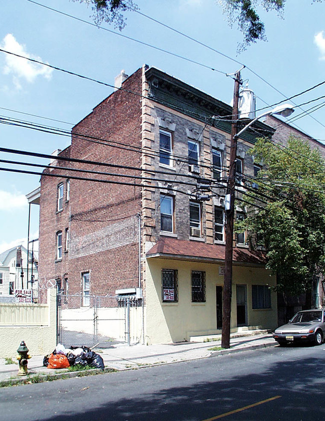 590 N 6th St in Newark, NJ - Foto de edificio - Building Photo