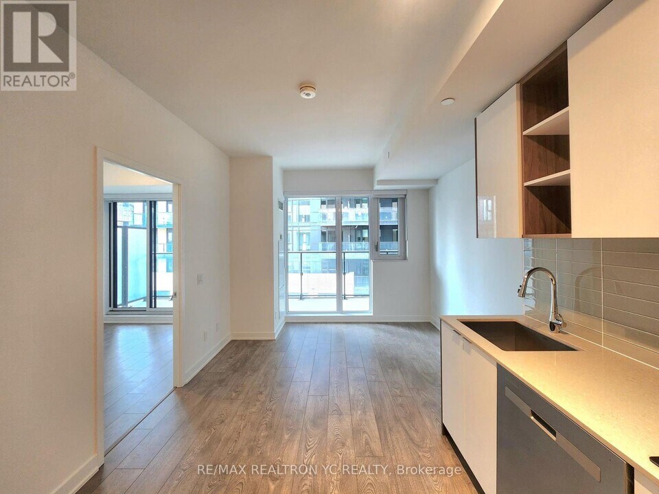 543-543 Richmond St W in Toronto, ON - Building Photo