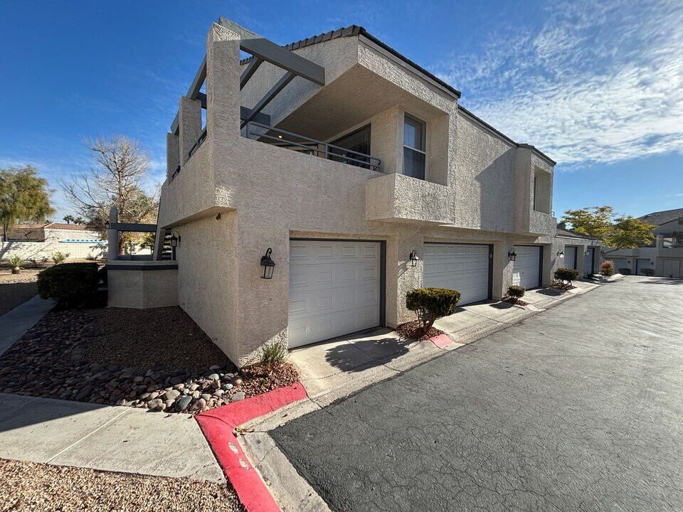 2713 Ferrin Rd in Las Vegas, NV - Building Photo