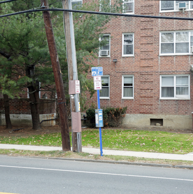 811 Palmer Rd in Bronxville, NY - Foto de edificio - Building Photo