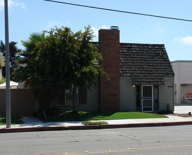 16632 Algonquin St in Huntington Beach, CA - Foto de edificio - Building Photo