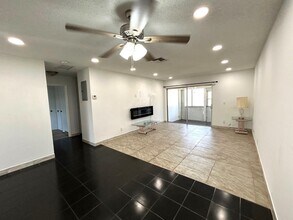 2522 Emory Dr E in Haverhill, FL - Foto de edificio - Building Photo