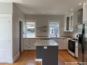 28 Albion St, Unit 2 in Somerville, MA - Foto de edificio - Building Photo