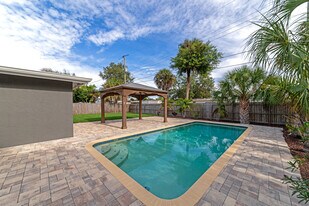 5823 22nd St W in Bradenton, FL - Building Photo