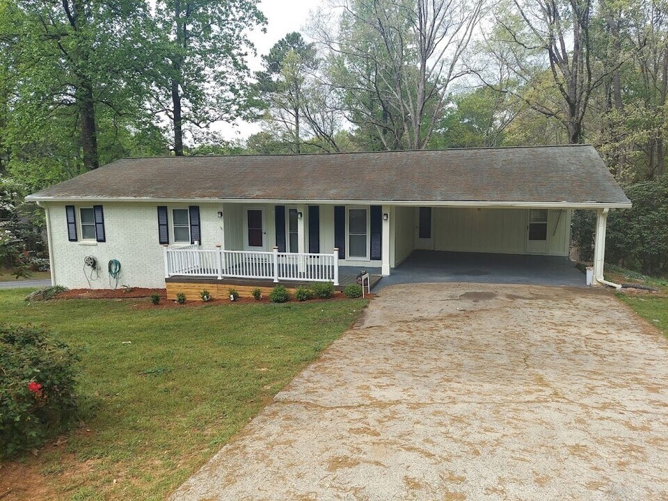5571-5574 Four Winds Dr SW in Lilburn, GA - Building Photo